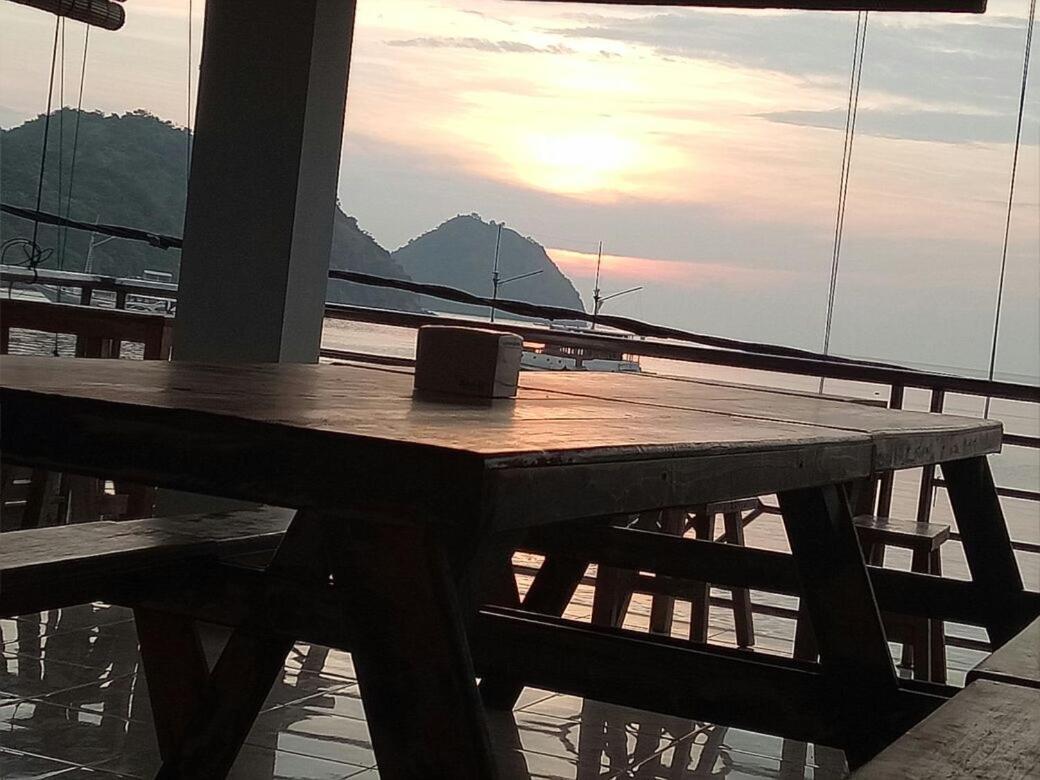 Bajo Sunset Hostel Лабуан-Бахо Экстерьер фото