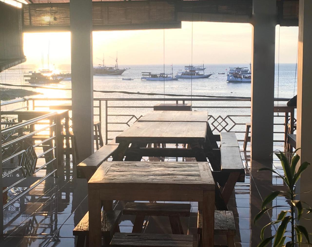 Bajo Sunset Hostel Лабуан-Бахо Экстерьер фото
